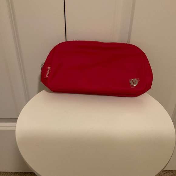 Lululemon Everywhere Belt Bag 1L, NWT - Picture 2 of 3
